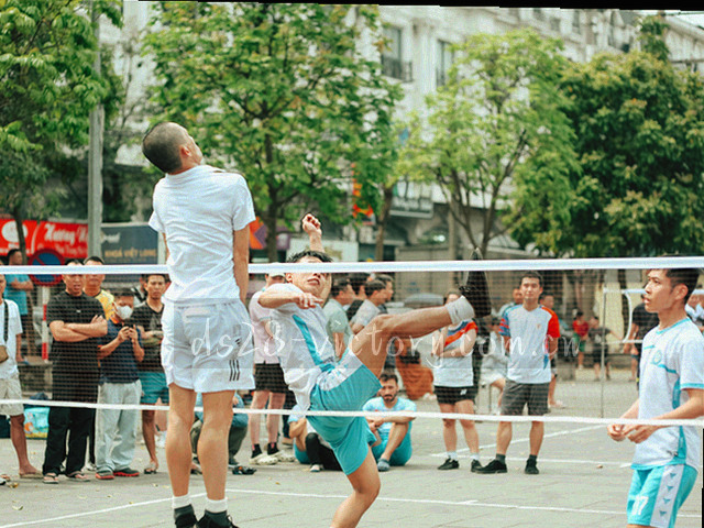 俯拍的方格纸上手写对照笔记与一把金属刻度尺，笔迹清晰、无署名